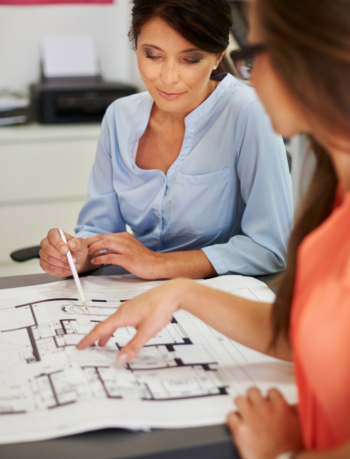 מעצבת פנים מתכננת עם הלקוחות