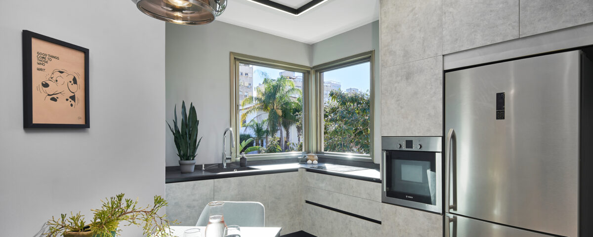 מטבח: שילוב של אור טבעי ותאורה מלאכותית